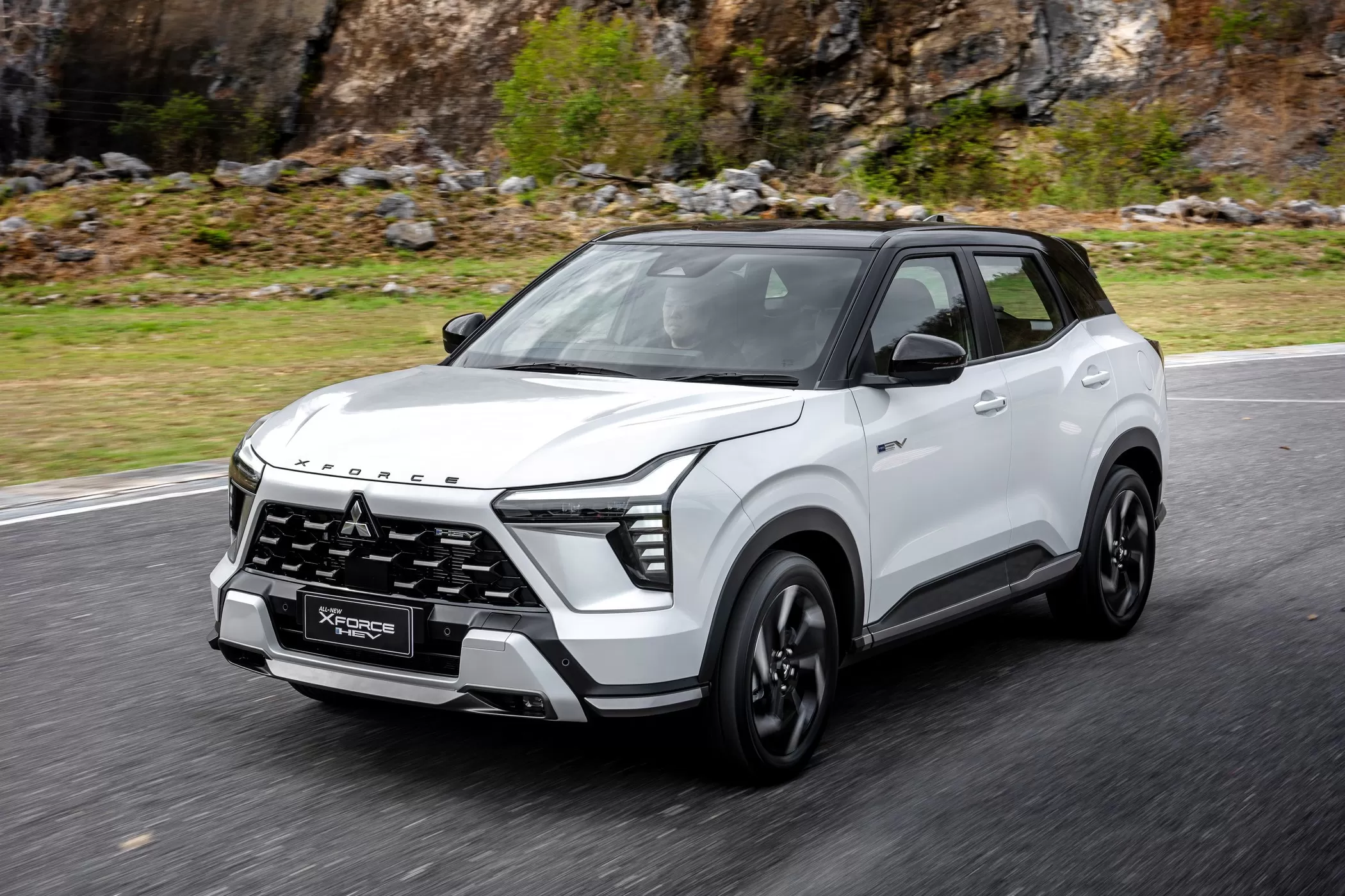 Новий гібридний кросовер Mitsubishi: витрата 4 л/100 км