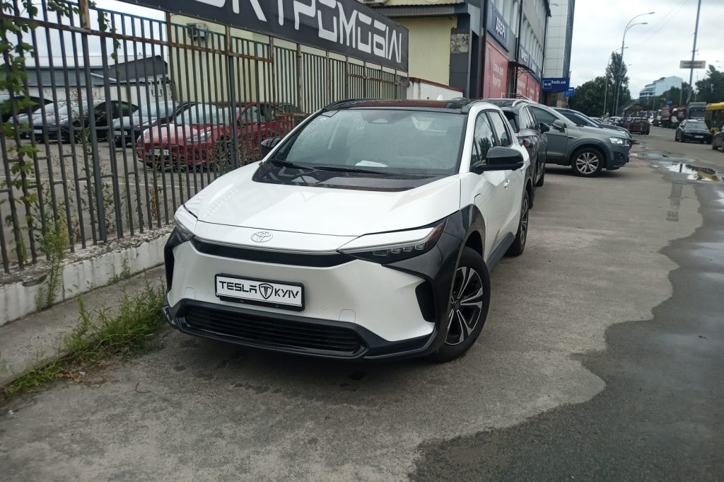 В Україні з’явився новий електрокросовер Toyota bZ4X (фото)