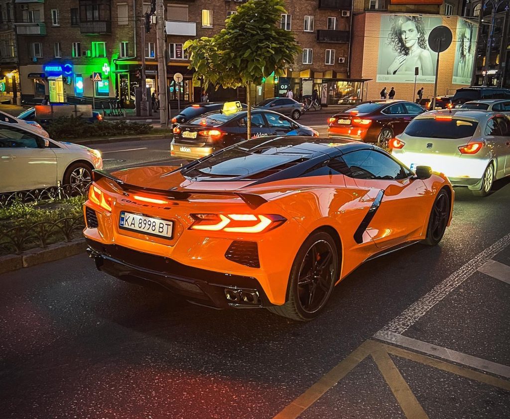 В Україні швидко більшає нових спорткарів Corvette C8 (фото)