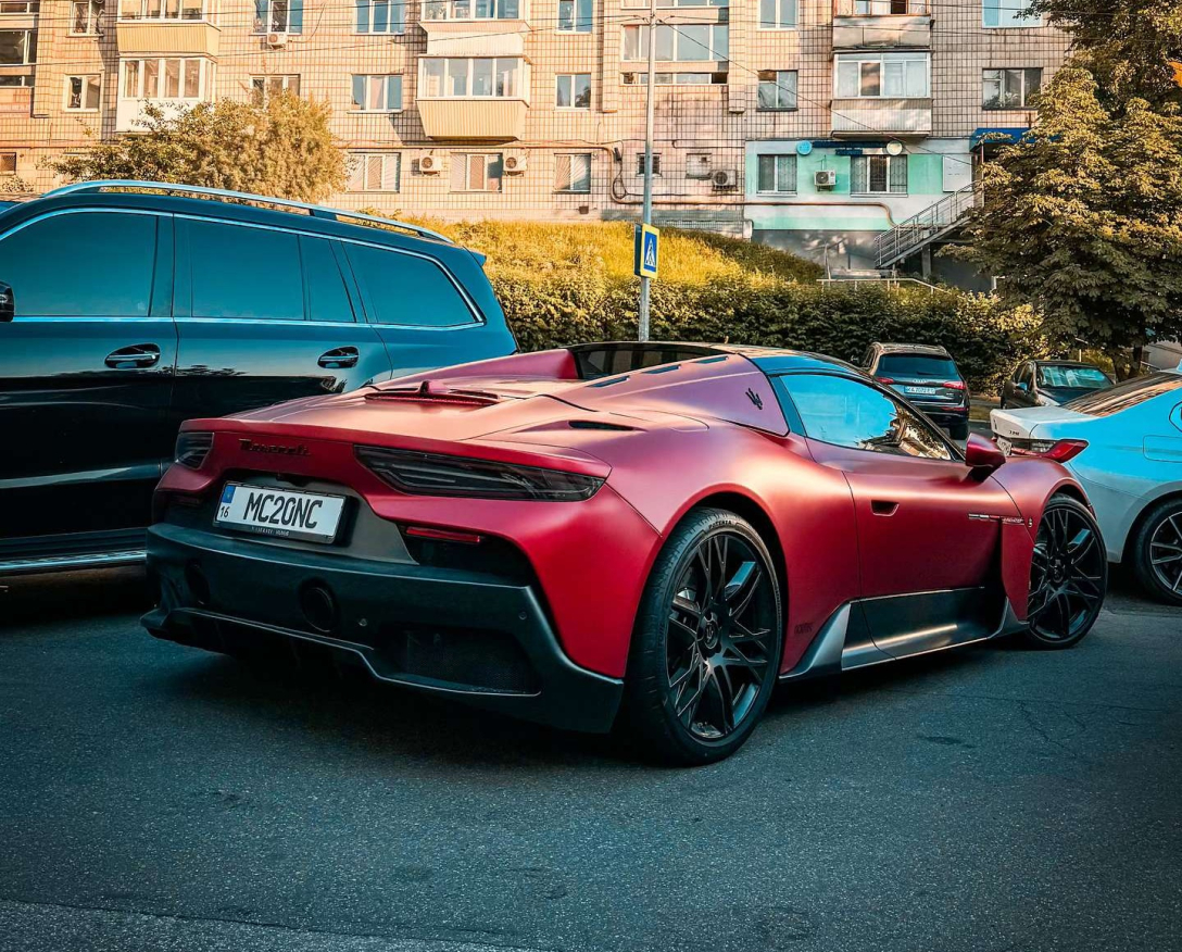 У Києві помітили 710-сильний суперкар Maserati MC20