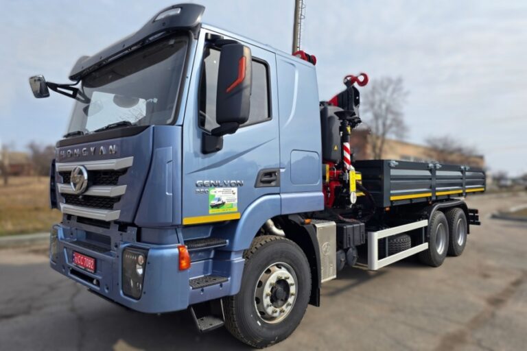 Український завод випустив новий авто з краном-маніпулятором