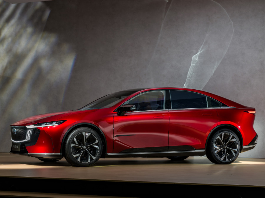 Нова електрична Mazda 6e дебютувала в Європі: ціни та деталі