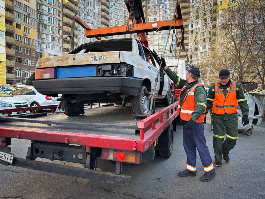 У Києві розпочали евакуацію покинутих автомобілів