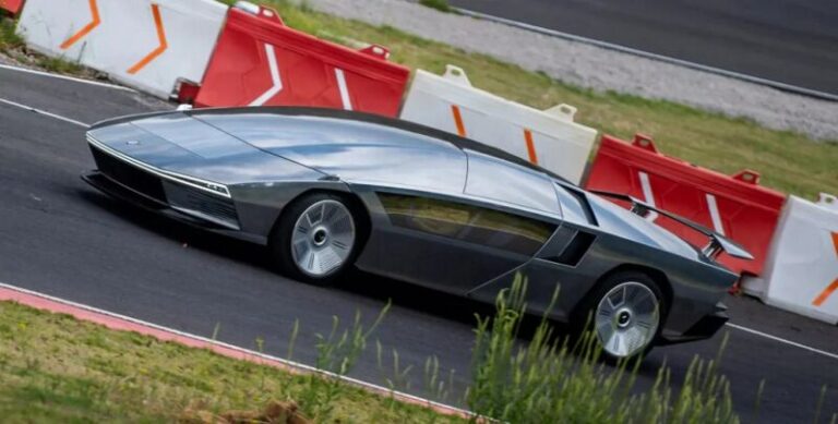 Відроджений суперкар Maserati Boomerang показали в Мексиці