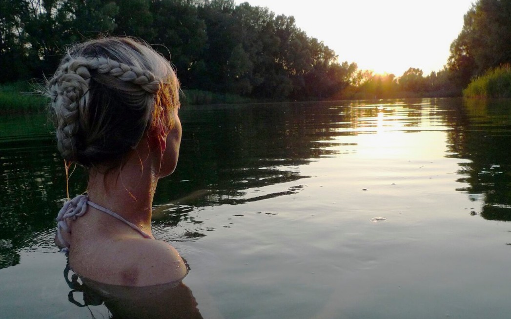 До чого сниться купатися в річці, морі