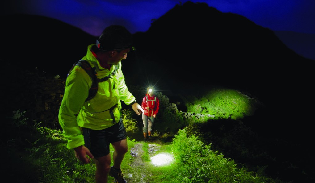 налобний ліхтар — незамінна річ у поході