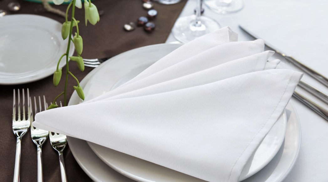 Весільна сервіровка з лляними серветками
